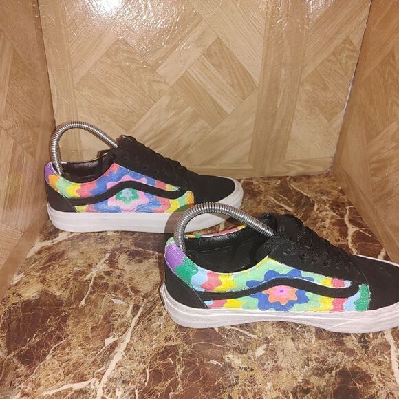 Vans women's Off The Wall skateboard shoes size 7.         295 - Picture 7 of 14